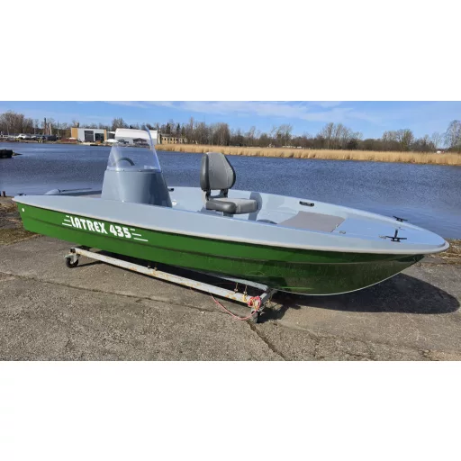 Latrex 435 barcă cu motor