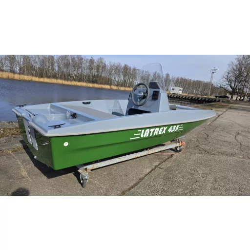 Latrex 435 barcă cu motor