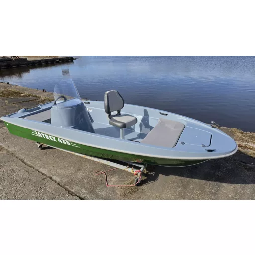 Latrex 435 barcă cu motor