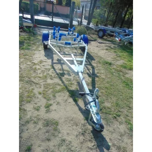Trailer barca transportator Alfa 750 kg pe role de până la 5,5 m